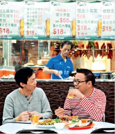 紀曉華及阮小儀帶領市民訪尋美食。 Walter Kei and Kitty Yuen introduced good restaurants to readers.
