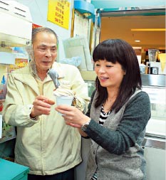 紀曉華及阮小儀帶領市民訪尋美食。 Walter Kei and Kitty Yuen introduced good restaurants to readers.
