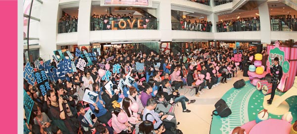 巨星號召力強勁，活動當日商場水洩不通。 Fans coming for the singers from TVB's The Voice packed the concert venue.