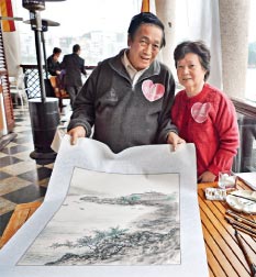 朱東盛及朱太展示畫作。 Chu Tung-sing's painting conveys his love for his wife.