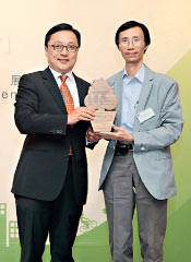 項目及策劃總經理莊思培領取傑出綠色貢獻大獎。Brian Chuang, General Manager of Project & Planning (left), received the Distinguished Green Contribution Award.