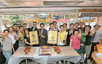 一眾領匯同事賀醉和里奪獎。The Link's staff celebrated with the award winning Together Restaurant.
