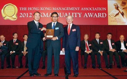 領匯行政總裁王國龍（中）領取《優質管理獎》銅獎。 The Link CEO George Hongchoy (middle) receives the Bronze Award of the Hong Kong Management Association Quality Award.
