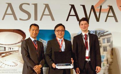 領匯項目及策劃總經理莊思培（中）代表公司領取獎項。 Brian Chuang (middle), General Manager (Project & Planning), receives the award on behalf of the company.