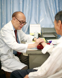 駐場的是資深註冊中醫師。
The clinic is staffed with experienced registered Chinese
medicine practitioners.