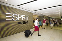 首次進駐領匯商場的Esprit 特賣場，產品款式眾多，為顧客提供更多價格大眾化而質量高的選擇。 Making its debut in The Link's shopping centres, the Esprit Outlet offers a wide array of choices for fashion lovers at discounted prices.