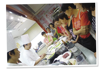 不少街坊得知五星級酒店主廚陳國強到場授技，便蜂湧至現場，反應熱烈。 Local residents gathering at Tai Yuen Market for the free cooking demonstration by Kenny Chan, Head Chef of a five-star hotel in Hong Kong.
