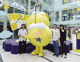 領匯聯同香港設計大使首度伙拍潮流藝術家Michael Lau，於商場展示以月亮為主題的潮流藝術裝置。 The Link has collaborated with Hong Kong Ambassadors of Design and Mr. Michael Lau for the first time in the campaign with 'Moon' as the theme. 