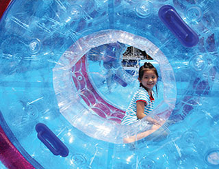 秀茂坪商場
水花激戰迎夏日
Sau Mau Ping Shopping Centre 
Turns into a Fun-Filled
Water Party