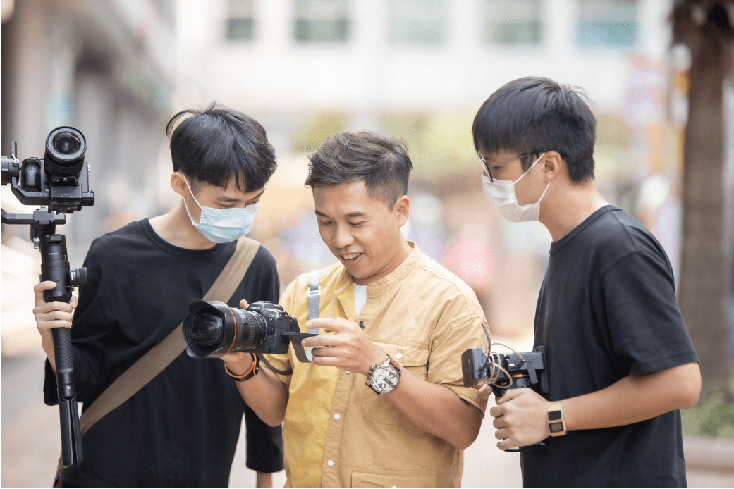 Having taken photos for Link for over 600 times since 2004, freelance photographer Jacky Au Yeung hopes to tell more Link's stories by his camera in the future.