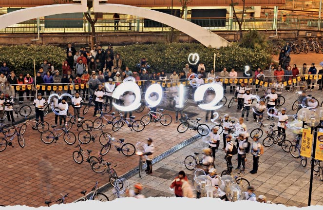 領匯新春年度盛典 創全城壯舉 450尺長單車夜光火龍舞動天水圍, The Link's Chinese New Year Event Celebratory Feat of the City 450-ft-long Luminous Bike Dragon Whirling Around Tin Shui Wai