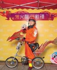 參加者花盡心思打扮，勇奪「龍飛鳳舞盛裝賽」冠軍。The Champion of the Bike Costume Competition.