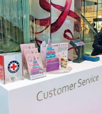 領匯於旗下商場放置香港紅十字會捐款箱。The Link supports the Hong Kong Red Cross by placing donation boxes at shopping centres.