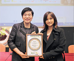 領匯代表從環境保護署署長王倩儀 (左) 手上領取感謝狀 Anissa Wong Sean-yee (left), Director of Environmental Protection, presented us the certificate of appreciation.