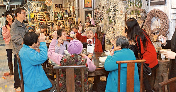 盛記麵家老闆張文強每月初十六都招待過100位長者在店內嘆茶吃麵。Cheung Man-keung, owner of Shing Kee Noodles, treats over 100 senior citizens to a free meal on the 16th day of every Lunar month.