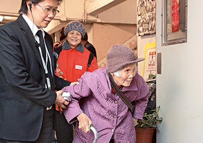 瀝源商場職員幫忙照顧長者 Staff from Lek Yuen Shopping Centre helped to take care the elderlies.