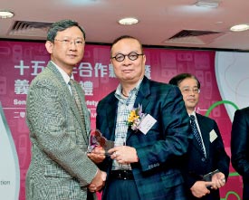 長者安居協會執行委員會委員黎定基（右）向領匯頒發嘉許狀，由物業組合經理鄺達文代領。 DK Lai (right), Executive Committee Member of SCHSA , presented a Certificate of Commendation to James Kwong, Portfolio Manager of  The Link.