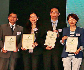 模範購物商場總經理陳尚達(左)領取獎項。Sammy Chan (left), General Manager of Model Shopping Centres received the Certificate.