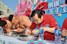 相撲火鍋競食 百人齊集為大胃王打氣 Sumo Pot Food Contest Cheering Crowds for Big Eaters
