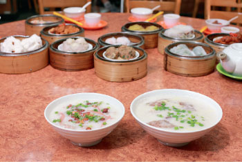 醉和里招牌菜：及第粥、艇仔粥及各款港式點心。The signature specialties of Together Restaur ant - pork stomach porridge and dim sum.