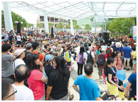 音樂會吸引大批市民及遊客欣賞。 Large crowds of residents and tourists at the concert.