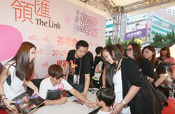 羅志祥逐一為粉絲們簽名，感謝他們的支持。Show Luo sign autographs for fans, thanking them for their ongoing support.