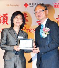 領匯物業管理中央支援高級經理楊建瑛接受香港紅十字會頒贈感謝狀，感謝領匯支持2012香港人道年獎。