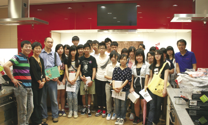 領匯企業傳訊經理張弢（右一）與學校的師生一同參觀大元街市，並了解同學們對街市提升後的看法。 Corporate Communications Manager of The Link Andrew Cheung (first right) showed teacher and students around at Tai Yuen Market. 