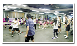 拳擊舞蹈班 Kickercise 學員正利用網球拋向對方， 協助對方學習「閃避」。 Tennis ball game of reflex training for participants. 