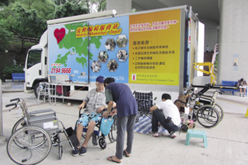 香港輪椅輔助隊於藍田德田邨服務的情況。The Hong Kong Wheelchair Aid Service provides support to wheelchair users at Tak Tin Estate in Lam Tin.