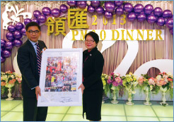 行政總裁王國龍(左)於1月24日的歡送會中向宋校長致送紀念品。
CEO George Hongchoy (left) presented a souvenir to Irene at her farewell party on 24 January.