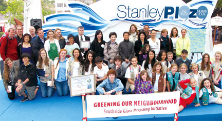 赤柱廣場回收四萬六千個玻璃瓶
Stanley Plaza Collects 46,000 Glass Bottles as Part of the Southside Glass Recycling Initiative 