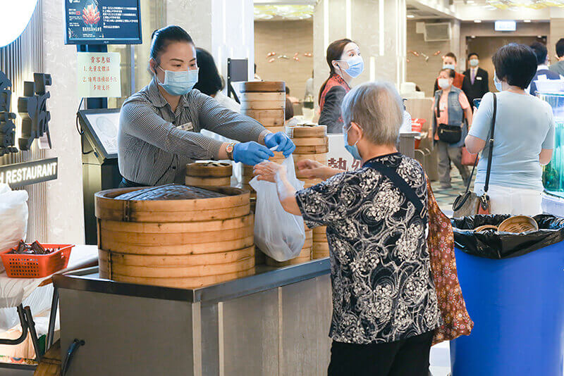 To make up the lost in dine-in business due to the COVID-19 pandemic, a traditional Chinese restaurant in Lok Fu Place broke new ground by introducing takeaway and delivery of dim sum and banquet dishes. It is even poised to introduce an electronic ordering system in the near future.